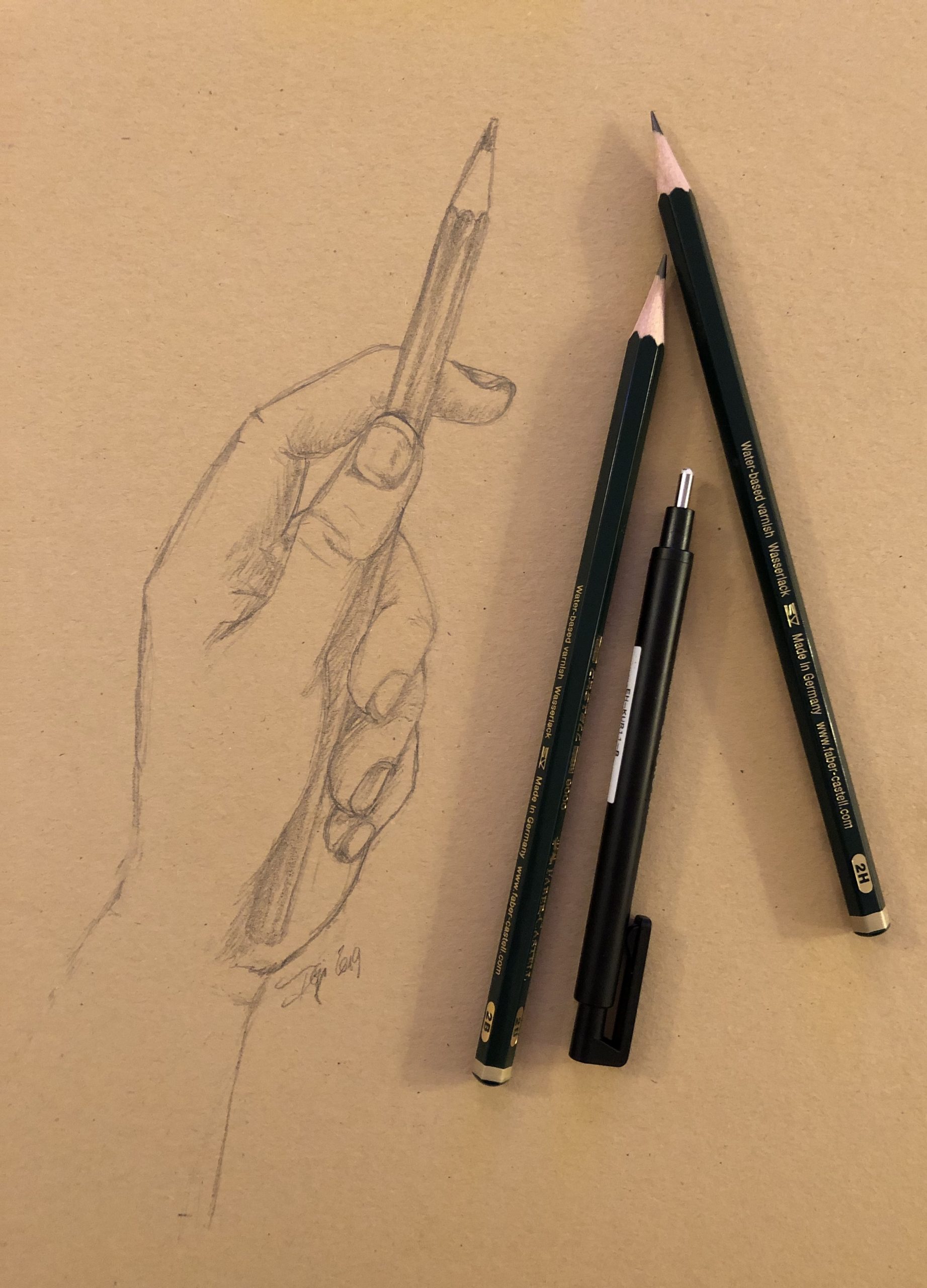 Zeichnung „Hand mit Stift” – Bleistift HB & 2B auf MarpaJansen / Altpapier-Skizzenblock (naturbraun)
